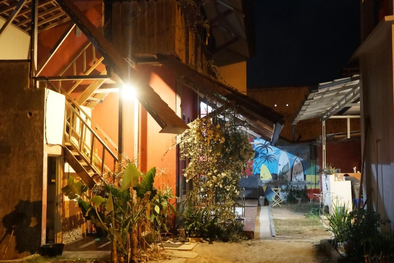 Harry'S Ocean House Pacitan Apartment Exterior foto